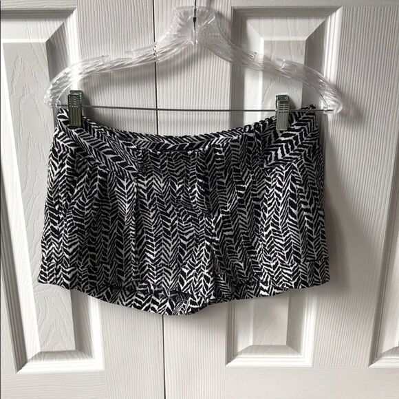 Express Zebra Print Shorts - 2 - Picture 1 of 8